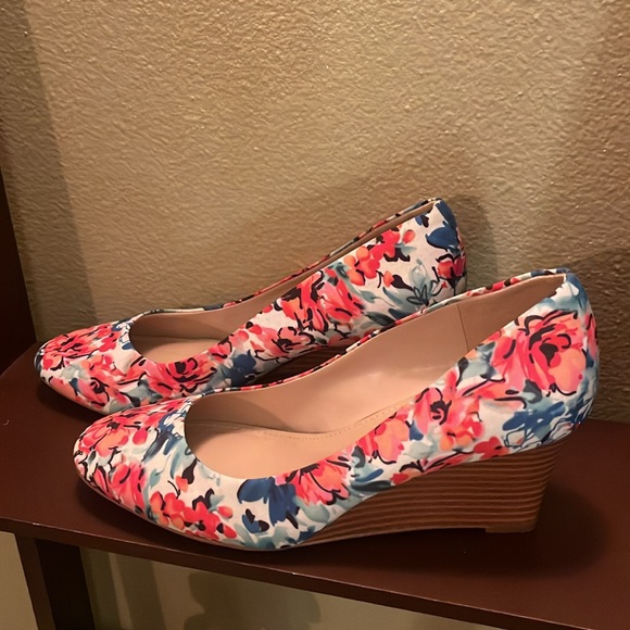 Shoes - Picture 2 of 5